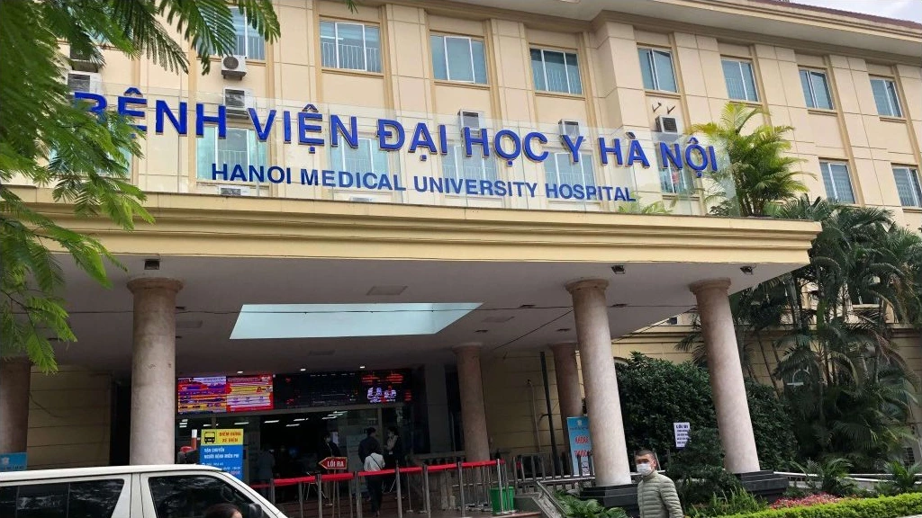 Không gian bên ngoài Bệnh viện Đại học Y Hà Nội